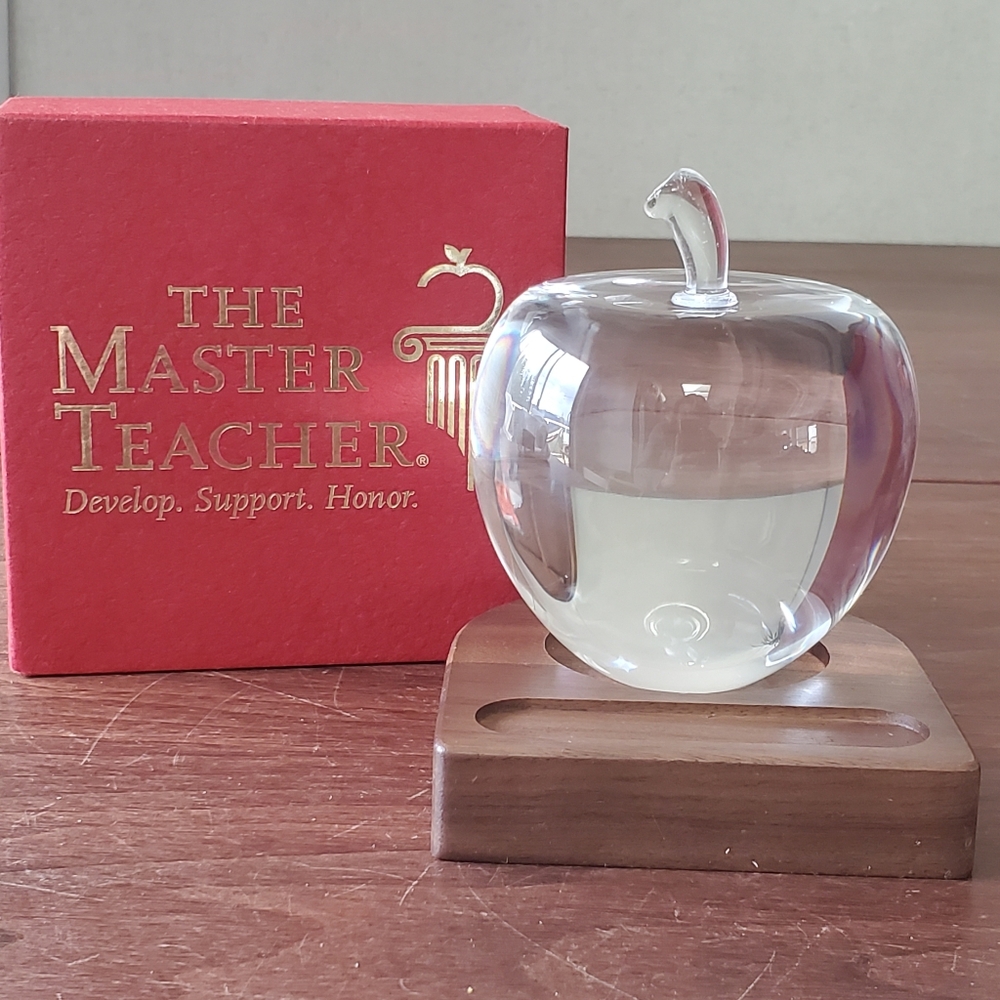 Optic Crystal Apple with Podium with Rout Base in Original Box NIB Teacher Award - Picture 1 of 13